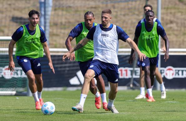 Janik Bachmann (r.) geht auch im Training von Schalke 04 voran.