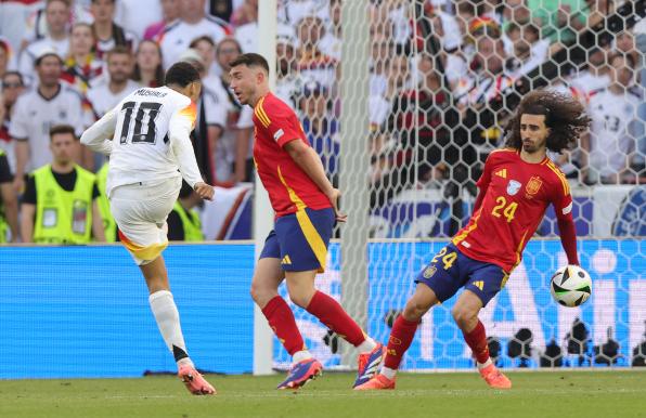 Die Szene des Viertelfinals: Marc Cucurella bekommt den Ball an die Hand.