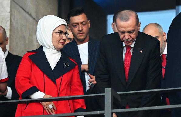 Mesut Özil (Mitte) sitzt im Berliner Olympiastadion hinter Recep Tayyip Erdoğan (r.), dem Staatspräsidenten der Türkeu.