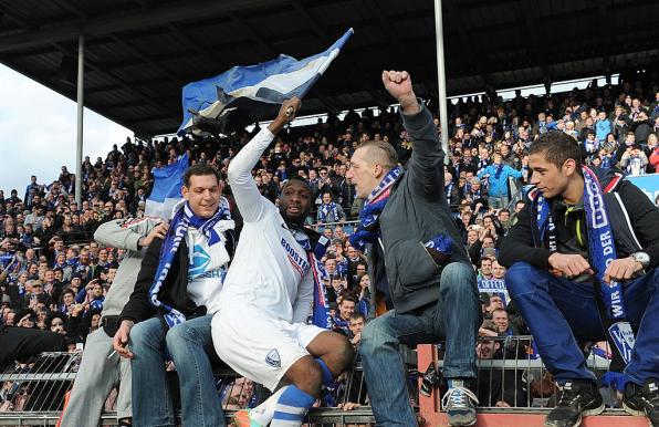 Hier feiert Richard Sukuta-Pasu auf dem Zaun mit den Fans des VfL Bochum.