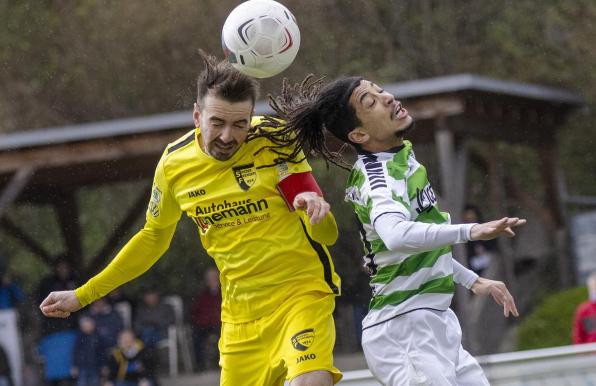 Oussama Toumzine (r.), hier noch im Trikot der SGE Bedburg-Hau.