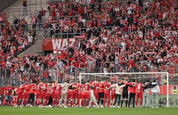 Die Mannschaft von Rot-Weiss Essen mit den Fans im Stadion an der Hafenstraße.