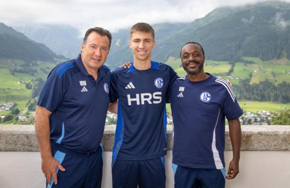 Felipe Sanchez posiert mit Schalke-Sportdirektor Marc Wilmots und Kaderplaner Ben Manga.