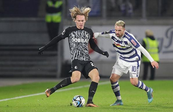 Ryan Johansson, hier gegen Thomas Pledl, trägt in Zukunft das Trikot des SV Wehen Wiesbaden.