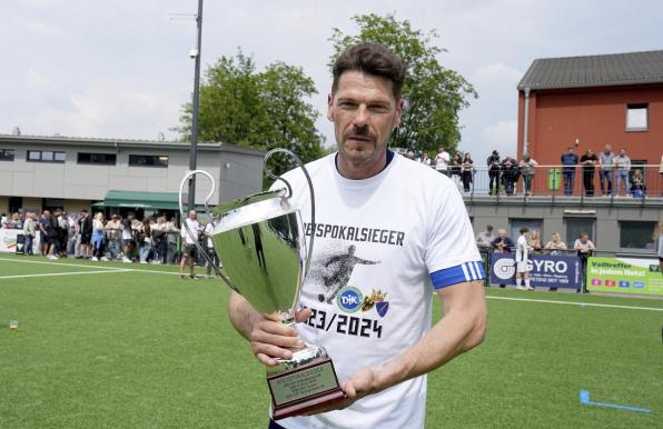 Philip Hollweg holte in der vergangenen Saison mit DJK SF Katernberg den Kreispokal.