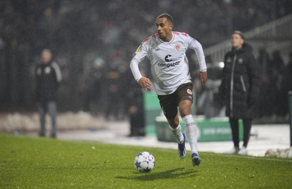 Etienne Amenyido wechselt vom FC St. Pauli zu Preußen Münster.