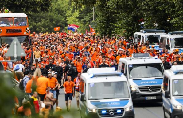 Niederlande-Fans feierten am Nachmittag eine große Party in Dortmund - doch es kam auch zu Ausschreitungen.