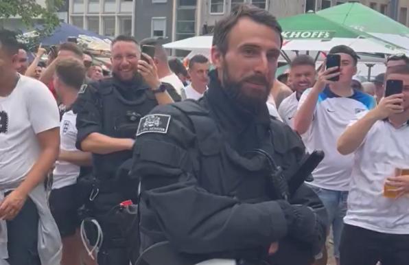 Nach der Meinung englischer Fans sieht dieser Polizist aus wie Nationaltrainer Gareth Southgate.