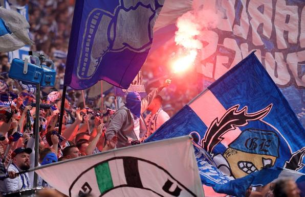 Ein Schalke-Fan mit Pyrotechnik.