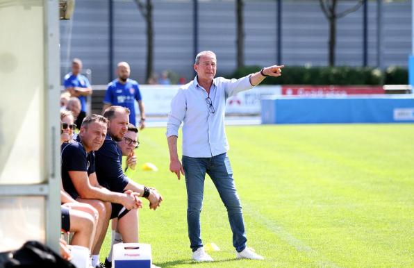 Der zwischenzeitliche Germania-Ratingen-Interimstrainer Frank Zilles gibt Anweisungen.