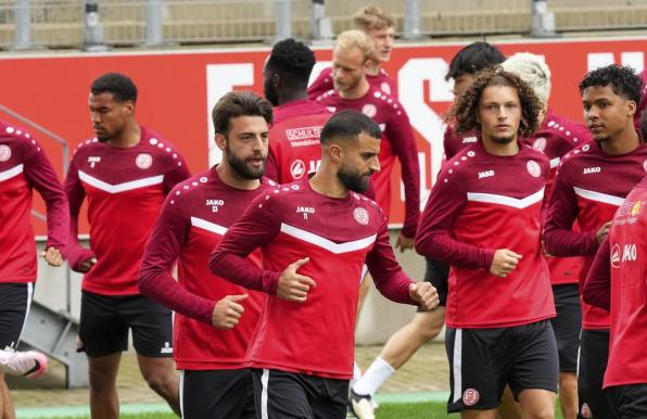 Die Spieler von Rot-Weiss Essen bei der Saisoneröffnung im Stadion Essen.