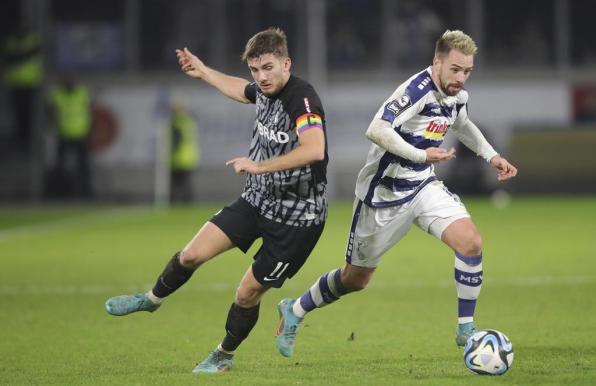 In Duisburg führte Julian Stark (l.) Freiburg II als Kapitän auf den Platz.