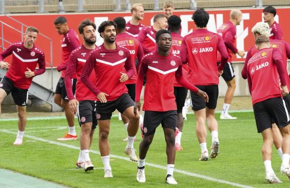 Die RWE-Spieler beim öffentlichen Training am Freitag.