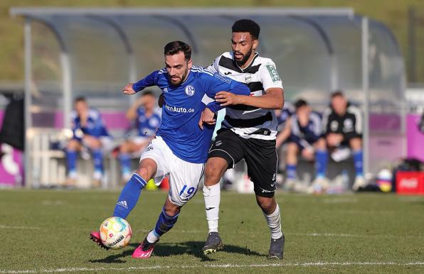 Jesse Tugbenyo, hier im Duell gegen Schalke-Stürmer Kenan Karaman.