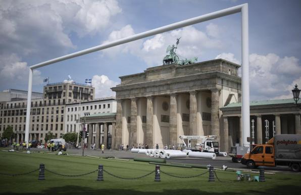 Das riesige Fußball-Tor am Brandenburger Tor hat mit dem Ende der EM 2024 ausgedient.
