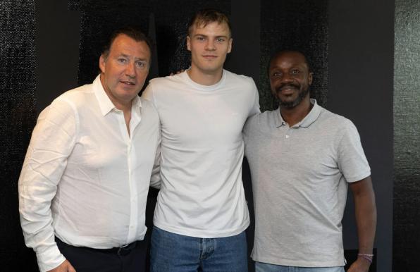 Emil Hojlund mit Schalkes Sportdirektor Marc Wilmots (l.) und Kaderplaner Ben Manga.