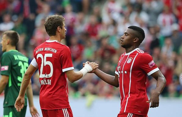 Patrick Evina, hier mit Thomas Müller, spielte auch schon für den FC Bayern München.