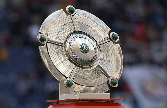 Auch 2024/25 das Objekt der Begierde in der Frauen-Bundesliga: Die Meisterschale.