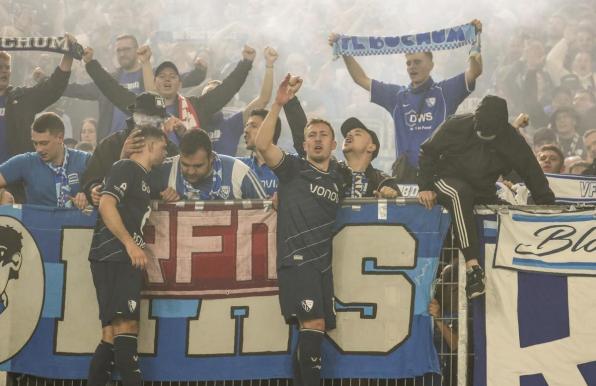 Fans des VfL Bochum feiern in Düsseldorf.