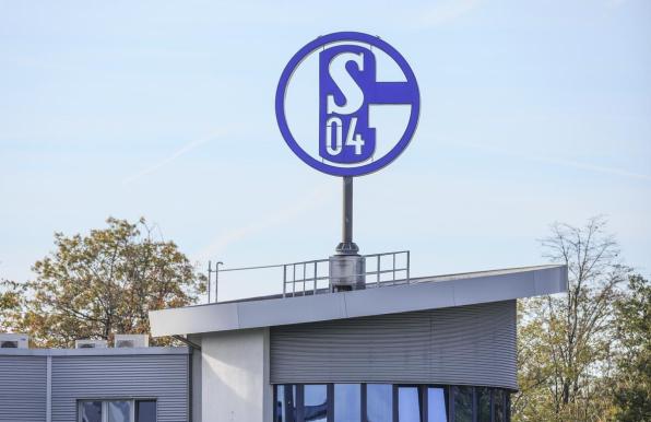 Schalke 04 hat sein neues Auswärtstrikot präsentiert. 