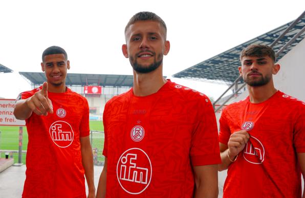 Auf dem neuen RWE-Trikot wird nun doch das traditionelle Vereinslogo zu sehen sein.