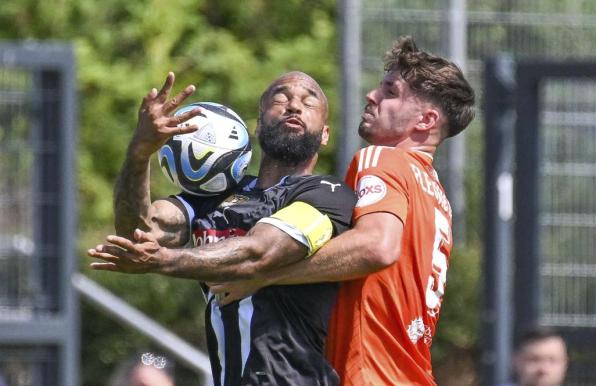 MSV-Verteidiger Tobias Fleckstein im Zweikampf mit einem Spieler von Notts County.