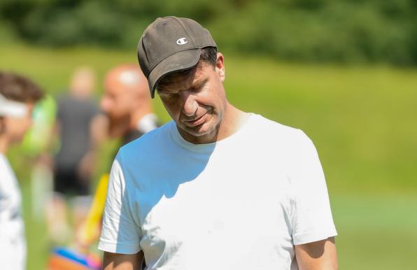 Magnus Niemöller, Trainer der SpVgg Erkenschwick, kann beim Cranger-Kirmes-Cup nur noch zuschauen.