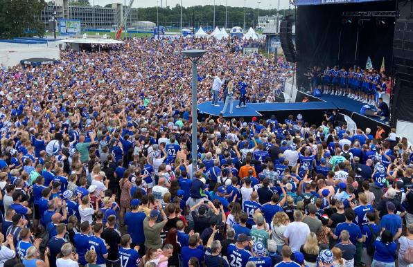 Wenn Schalke ruft, kommen sie alle. Der Schalke-Tag war auch in diesem Jahr wieder bestens besucht.