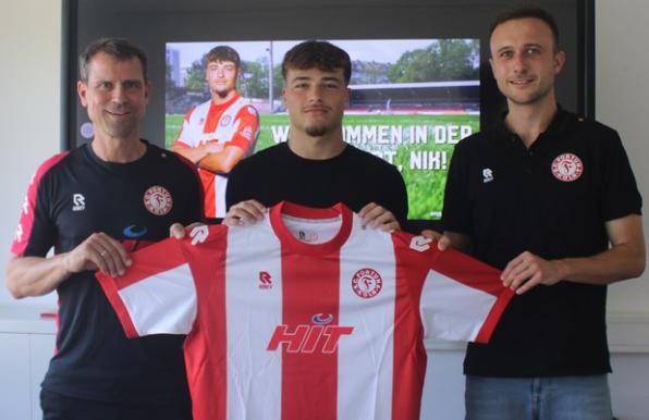 Trainer Matthias Mink (l.) und Fortuna-Geschäftsführer Niklas Müller (r.) mit Neuzugang Nik Orth.