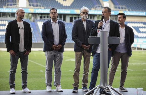 Christian Stiefelhagen mit seinem Team auf der MV des MSV Duisburg.