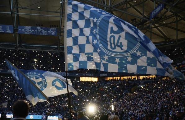 Immer wieder ein besonderer Moment: Die Fans beleuchten die Veltins-Arena beim Steigerlied.