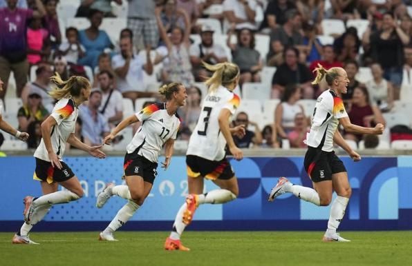 Lea Schüller (re.) erzielte das zwischenzeitliche 3:0 für Deutschland.