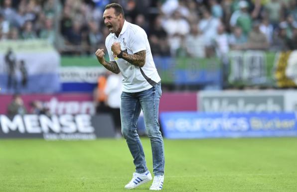 MSV-Trainer Dietmar Hirsch jubelt über den 1:0-Sieg gegen den FC Gütersloh.