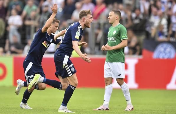 Steffen Meuer (Bildmitte) bejubelt seinen Treffer gegen den FC Gütersloh.