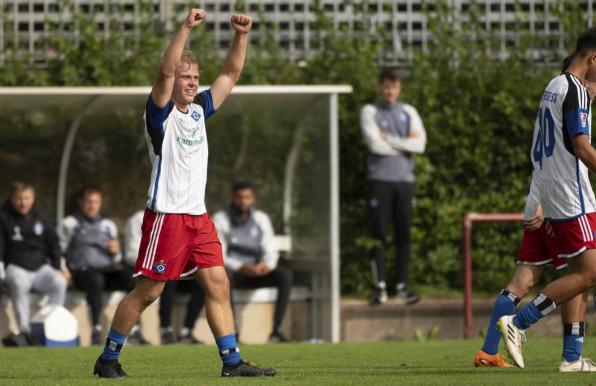 Tom Sanne jubelt im HSV-Trikot.