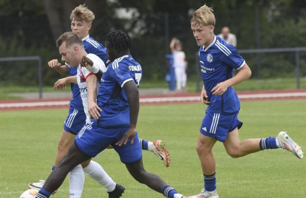 Die U19 von Schalke 04 siegt eine Woche vor Ligastart.