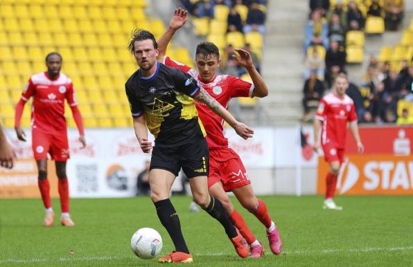 Bastian Müller (schwarzes Trikot) verlässt Alemannia Aachen.