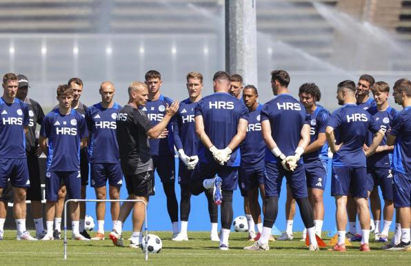 Schalke-Trainer Karel Geraerts schwört sein Team auf den Saisonstart ein.