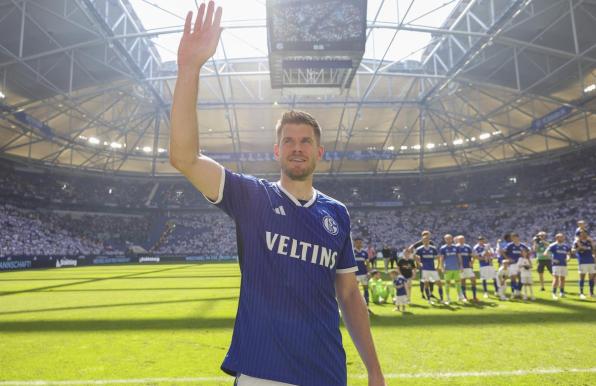 Simon Terodde bei seinem Schalke-Abschied am Ende der vergangenen Saison.