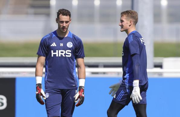 Justin Heekeren (links) wird beim Schalke-Auftakt im Tor stehen.