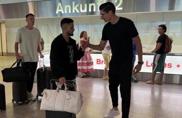 Yan Couto (Mitte) stößt in Kürze zum Kader von Borussia Dortmund.
