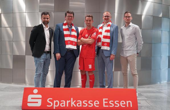 Von links nach rechts: Alexander Rang (RWE-Vorstandsmitglied), Bernd Jung (Vorstandsvorsitzender Sparkasse Essen), Nils Kaiser, Oliver Bohnenkamp (Vorstandsmitglied der Sparkasse Essen) und Christoph Dinkelborg (RWE-Vertriebsmitarbeiter)
