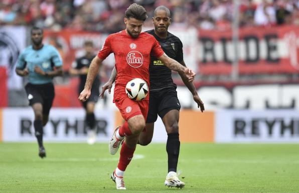 RWE-Verteidiger Rios Alonso im Zweikampf mit Aachens Benschop.