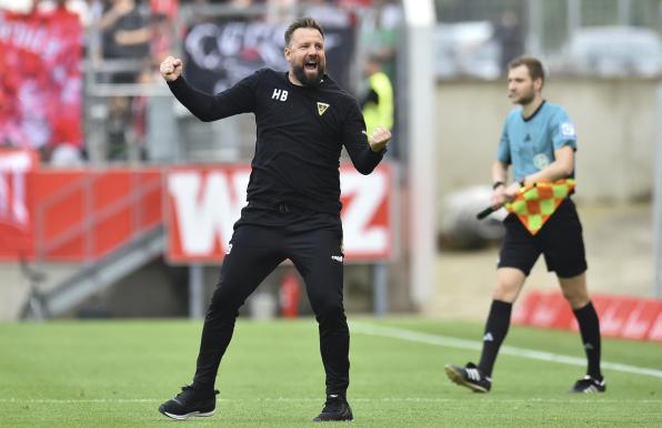 Aachen-Trainer Heiner Backhaus freut sich über den Sieg in Essen.