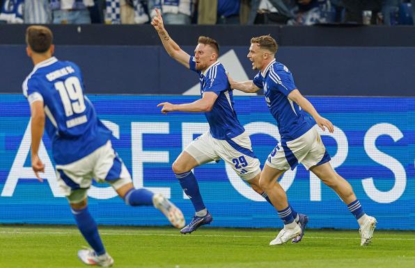 Tobias Mohr bejubelt das 1:0 für Schalke.