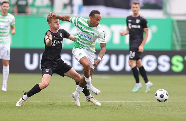 Preußen Münster (dunkle Trikots) unterlag zum Start Greuther Fürth.