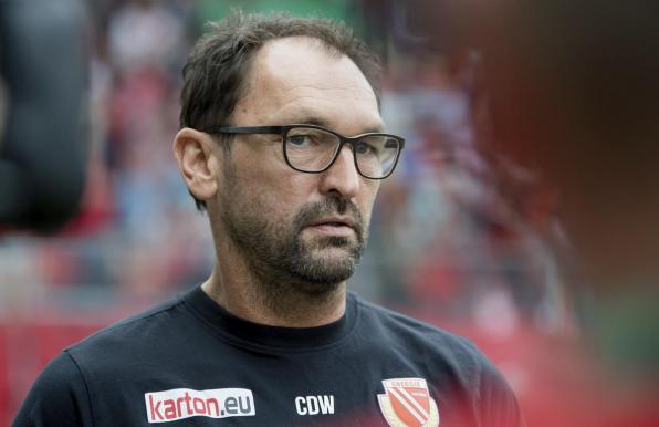 Cottbus-Trainer Claus-Dieter Wollitz lebt auch von seinen Emotionen. 