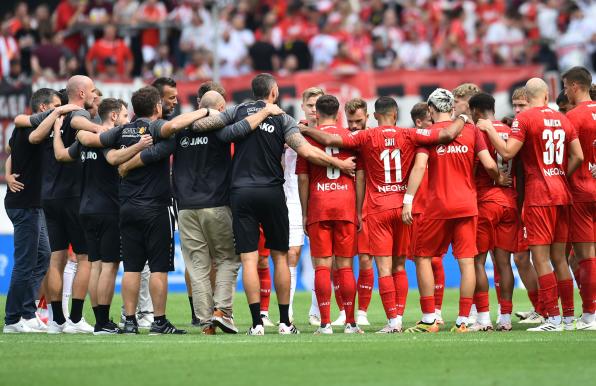 Die erste Trainer-Ansprache nach dem 1:2 von RWE gegen Aachen gab es noch auf dem Platz. 