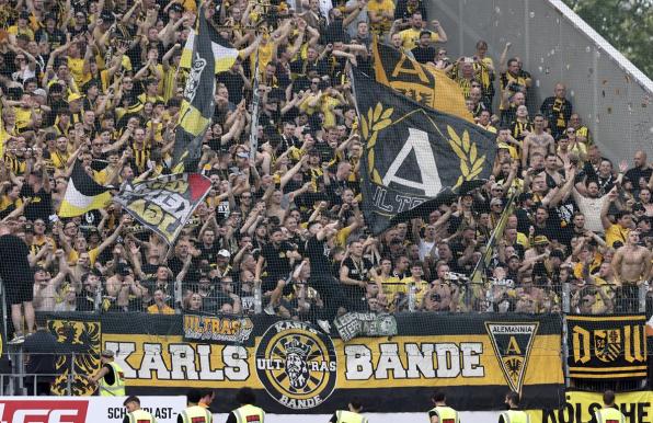 Fans von Alemannia Aachen bei Rot-Weiss Essen.