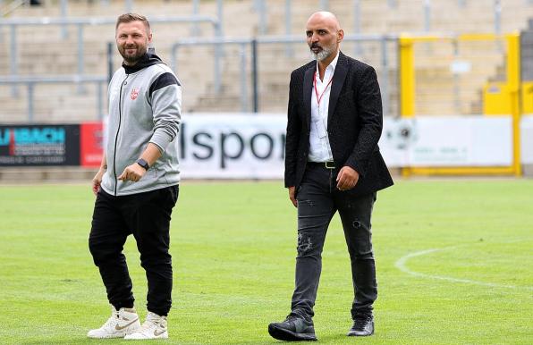 Türkspor-Boss Ömür Turhan (r..) mit Trainer Sebastian Tyrala.